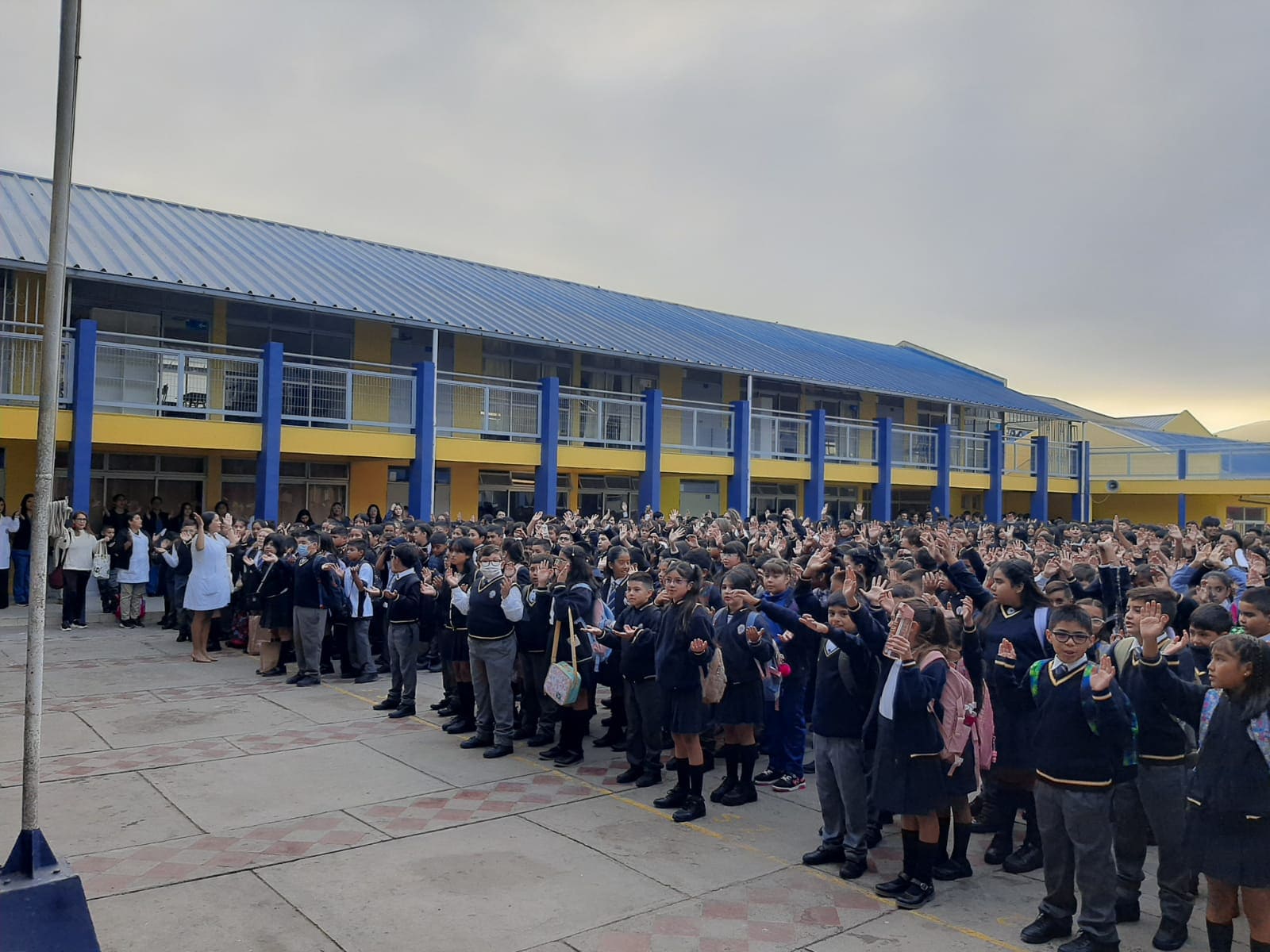 alumnos del colegio orando en su primer día de clases
